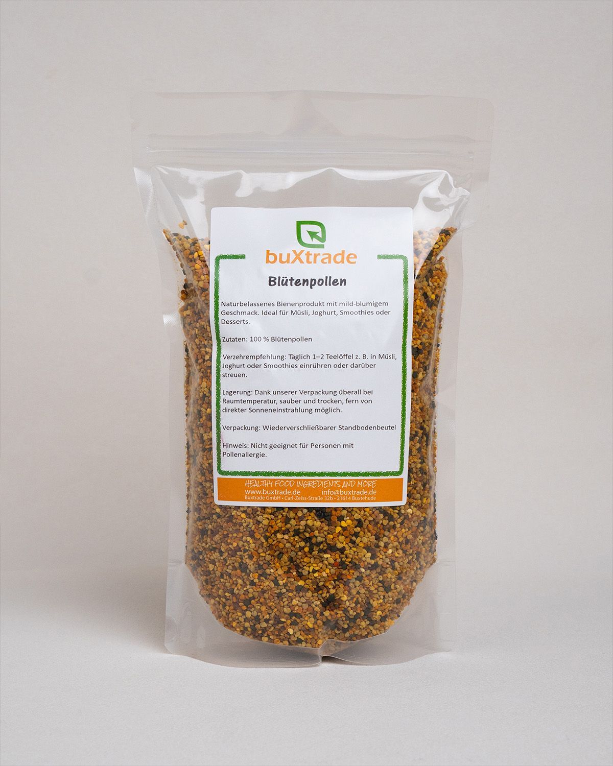 Transparente Verpackung mit Bltenpollen. Etikett mit Produktinformationen. Marke: buXtrade, Schriftzug: Bltenpollen.