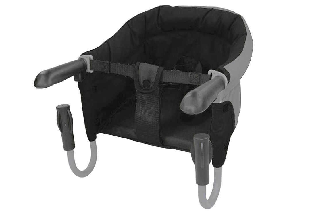 Grau-schwarzer Kinder-Tischsitz. U-förmige Halterungen, schwarze Armlehnen und Sitzfläche. Gurt zur Sicherung.