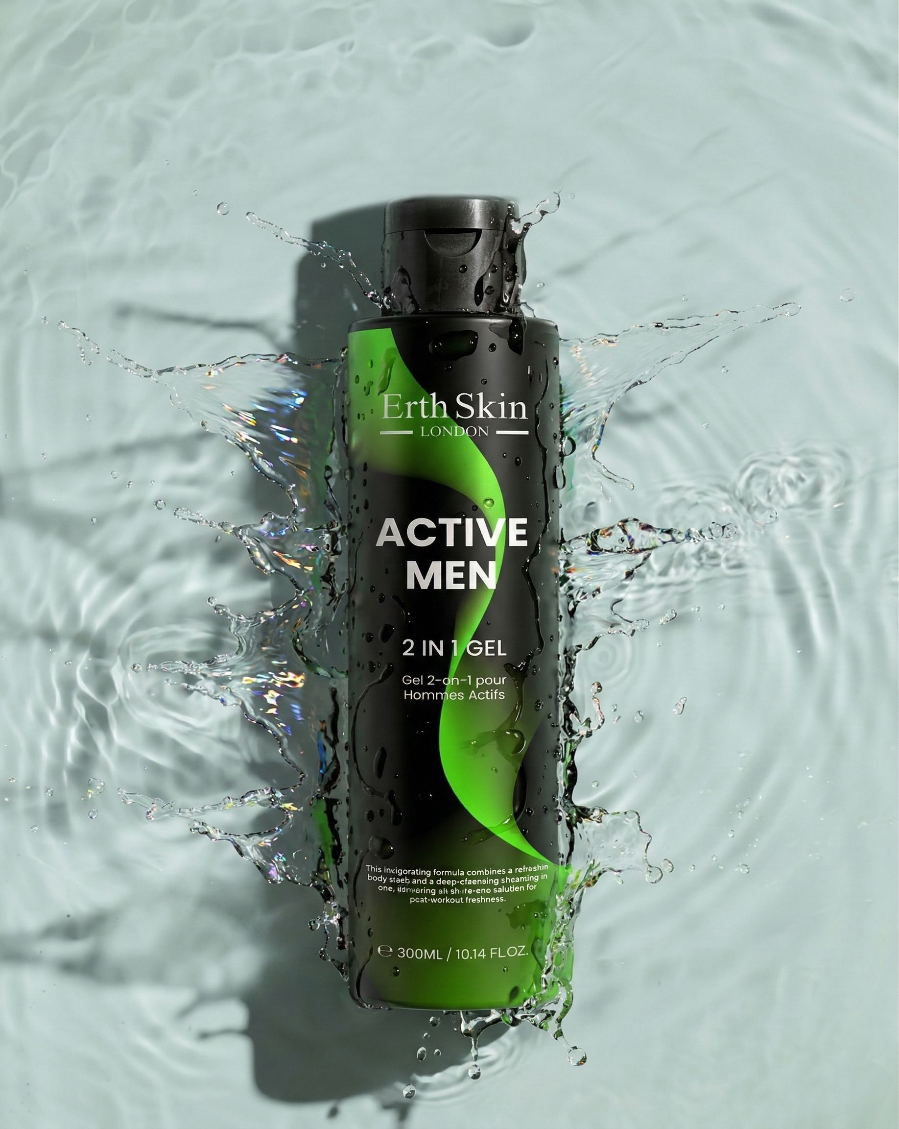 Erth Skin London Aktiv Männer 2 in 1 Gel Flasche, umgeben von Wasserspritzern.