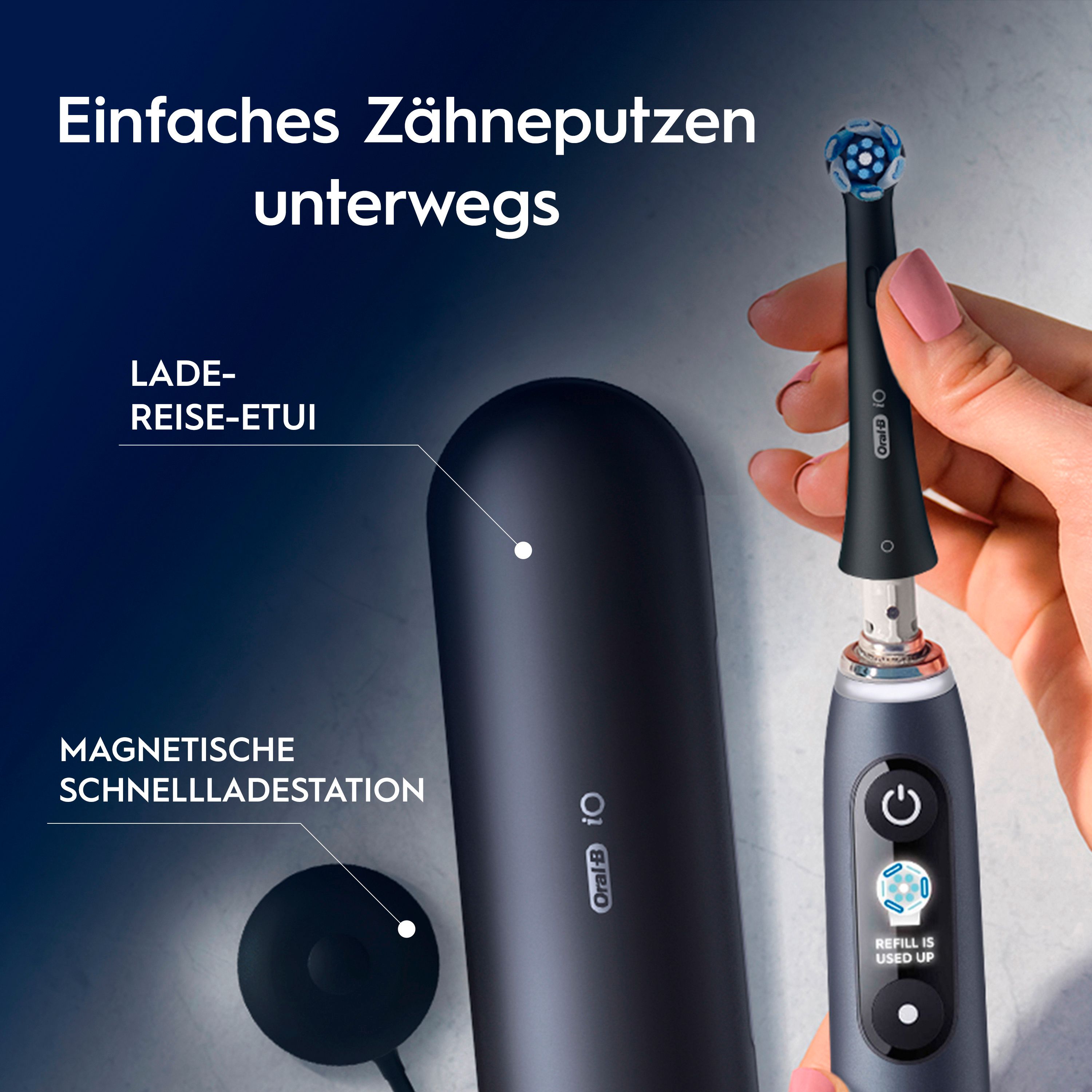 Hand hält Zahnbürste und Ladestation. Reiseetui und magnetische Ladestation. Oral-B iO.