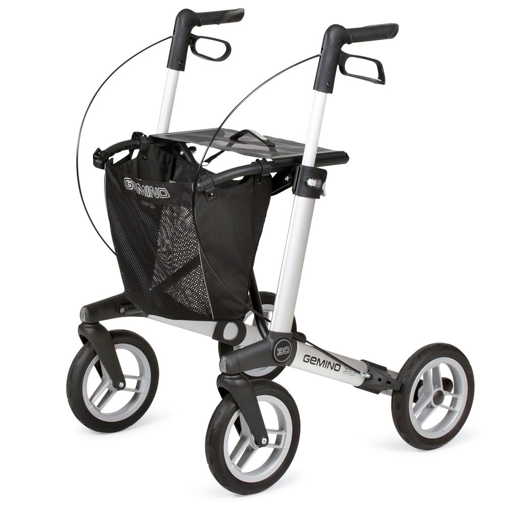 Rollator mit schwarzem Korb und Sitz. Silberfarbener Rahmen. Schwarze Räder. Aufschrift GEMINO.