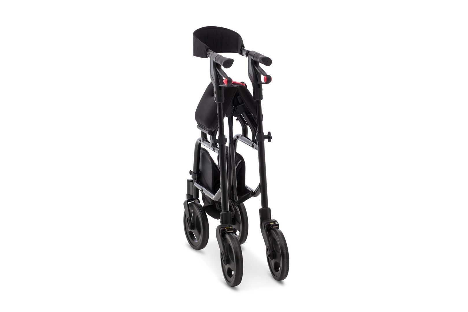 Gefalteter Rollator. Schwarzer Rahmen, vier Räder, Einkaufstasche. Kompakte Form für Transport.