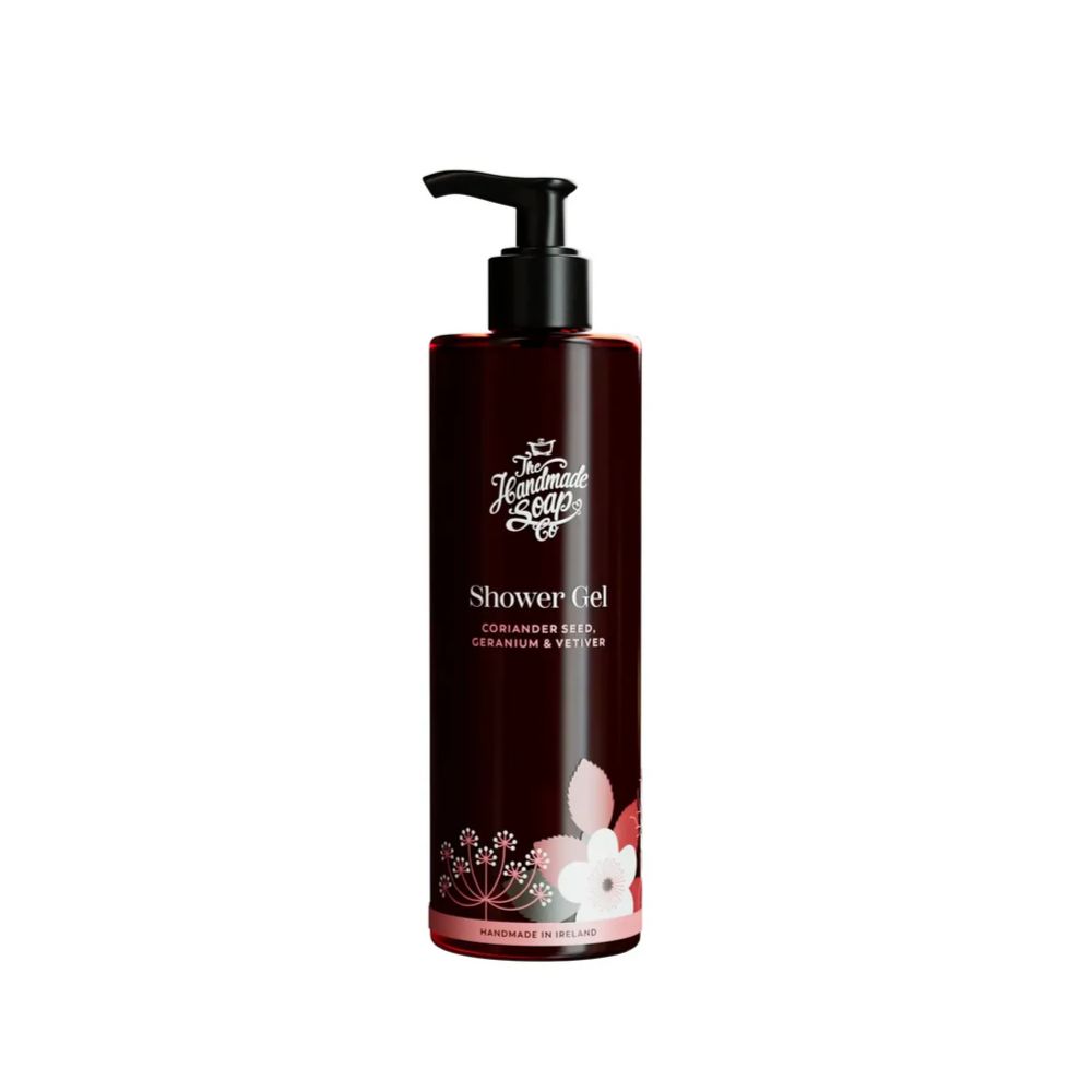 Duschgel-Flasche mit schwarzem Pumpverschluss. Aufschrift: Shower Gel, Koriandersamen, Geranium & Vetiver. Florales Design.