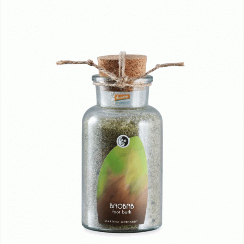 Glasflasche mit Korken und Schnur. Etikett mit Baobab Foot Bath und Martina Gebhardt. Enthält grünes Badesalz.