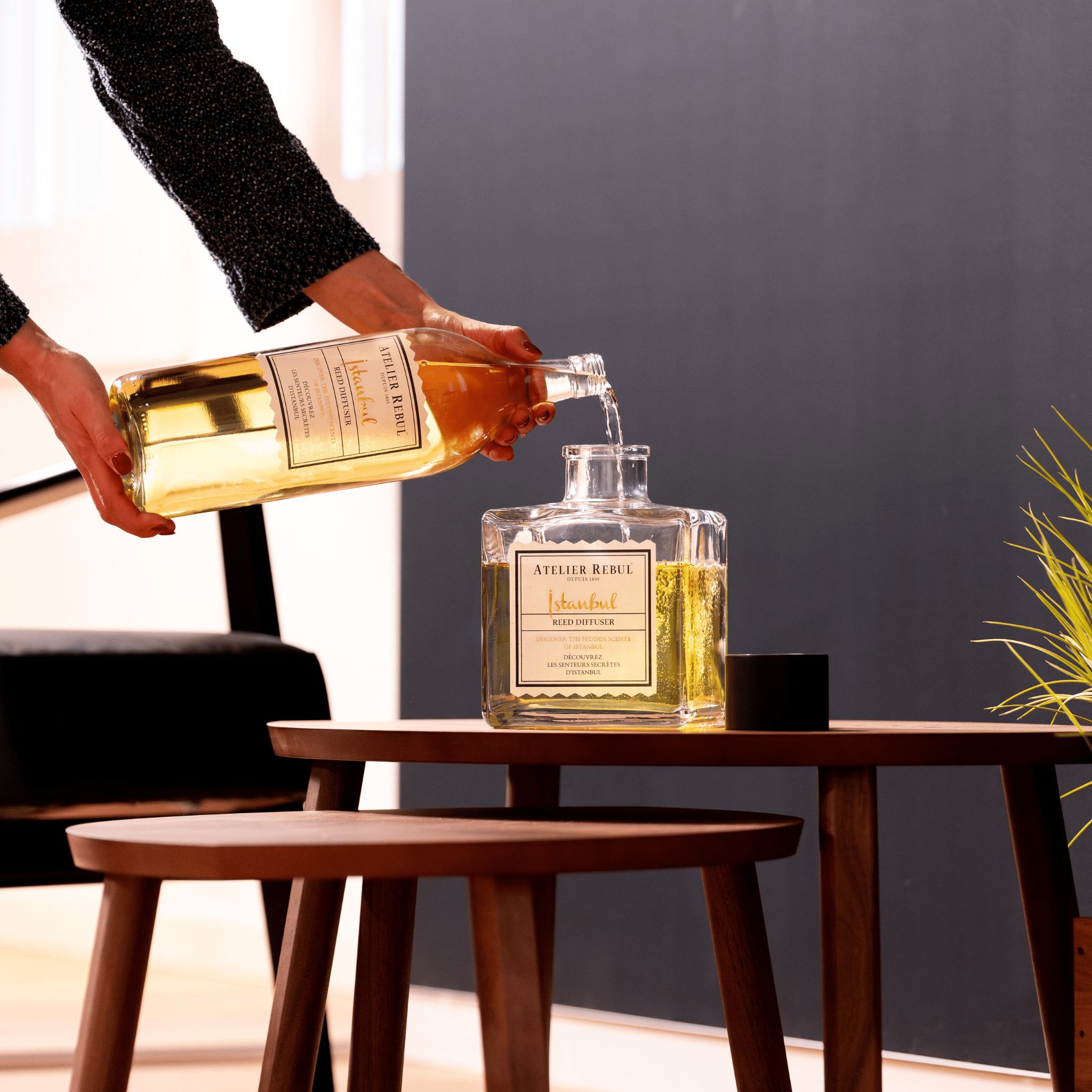 Nachfüllpackung wird in einen quadratischen Glasdiffusor gegossen. Auf dem Etikett steht "Atelier Rebul Istanbul".