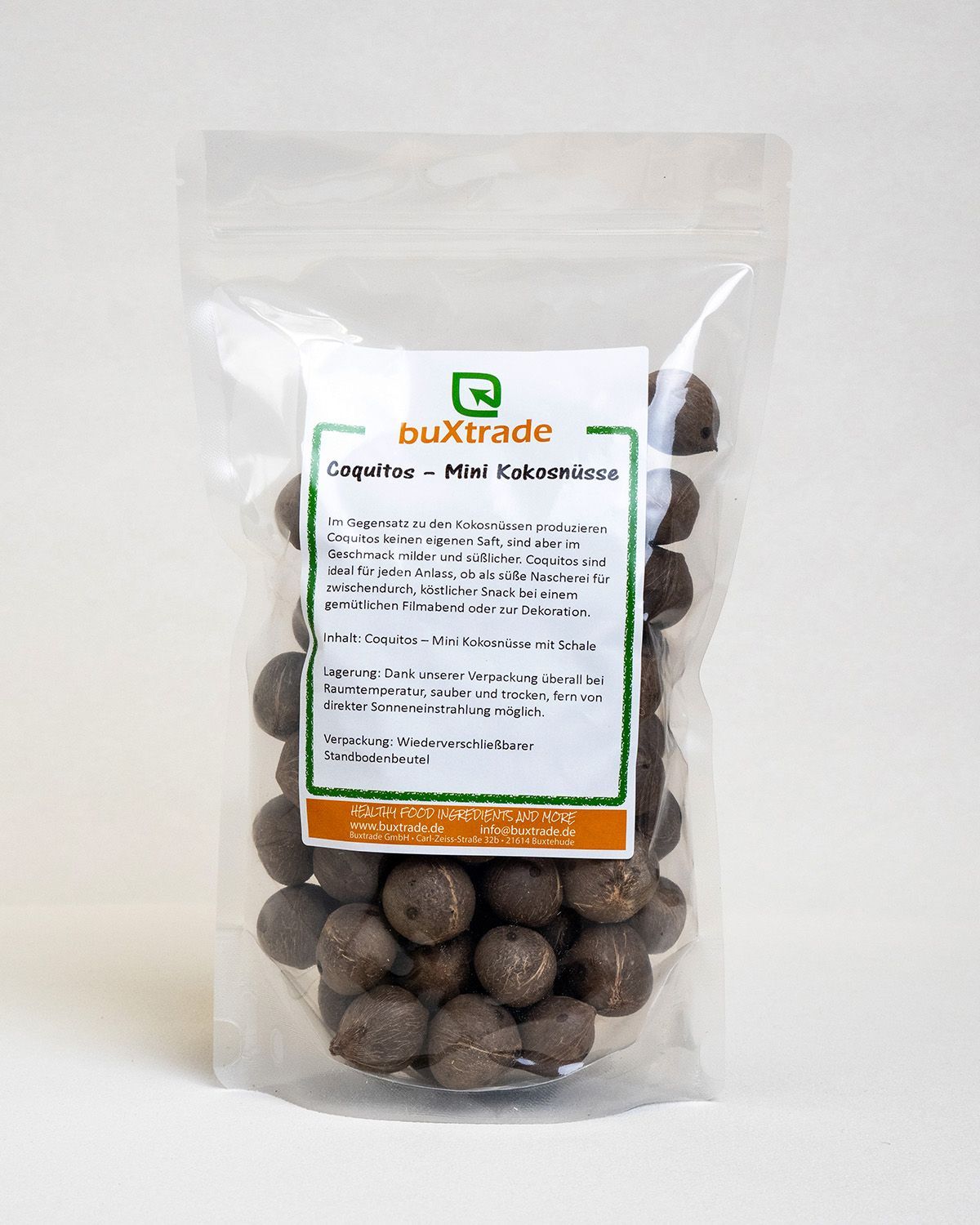 Transparente Verpackung mit Mini-Kokosnüssen. Aufdruck mit Logo und Produktbezeichnung: Coquitos - Mini Kokosnüsse.