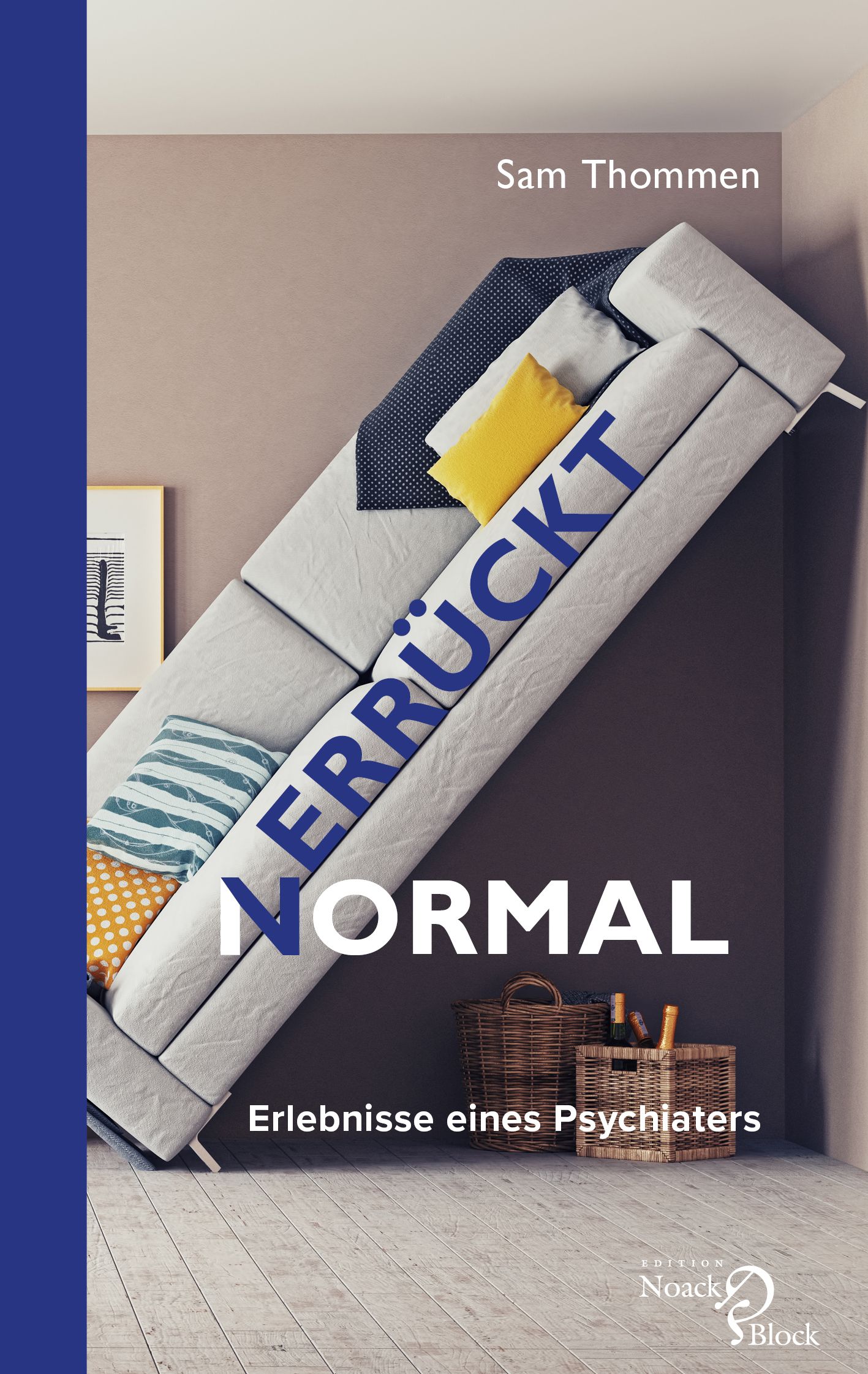 Buchcover mit dem Titel "Verrückt Normal". Autor: Sam Thommen. Auf einem Sofa liegend, mit Kissen. Im Hintergrund: Korb, Flaschen.
