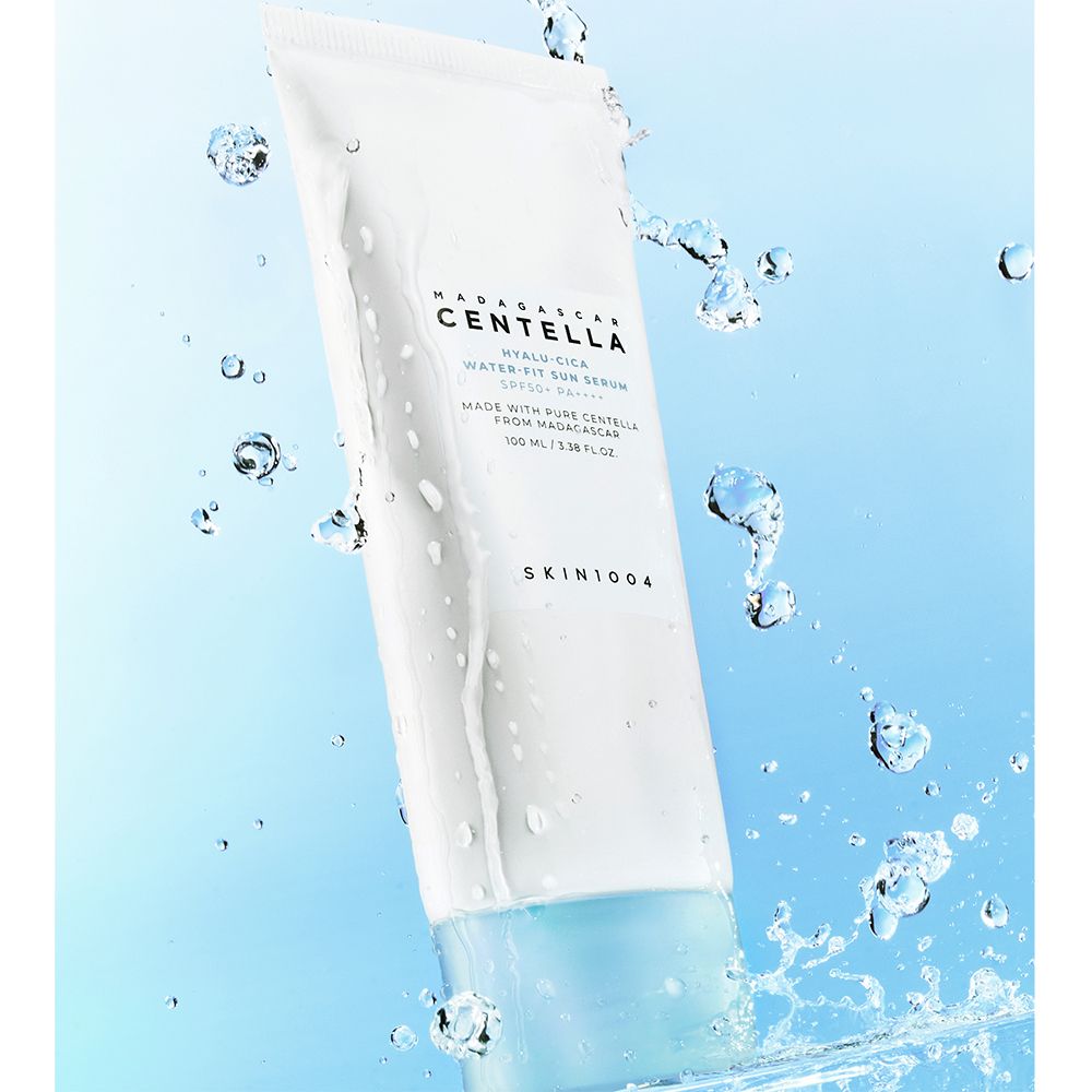 Weiße Tube im Wasser. Aufschrift: MADAGASCAR CENTELLA HYALU-CICA WATER-FIT SUN SERUM. Marke SKIN1004.