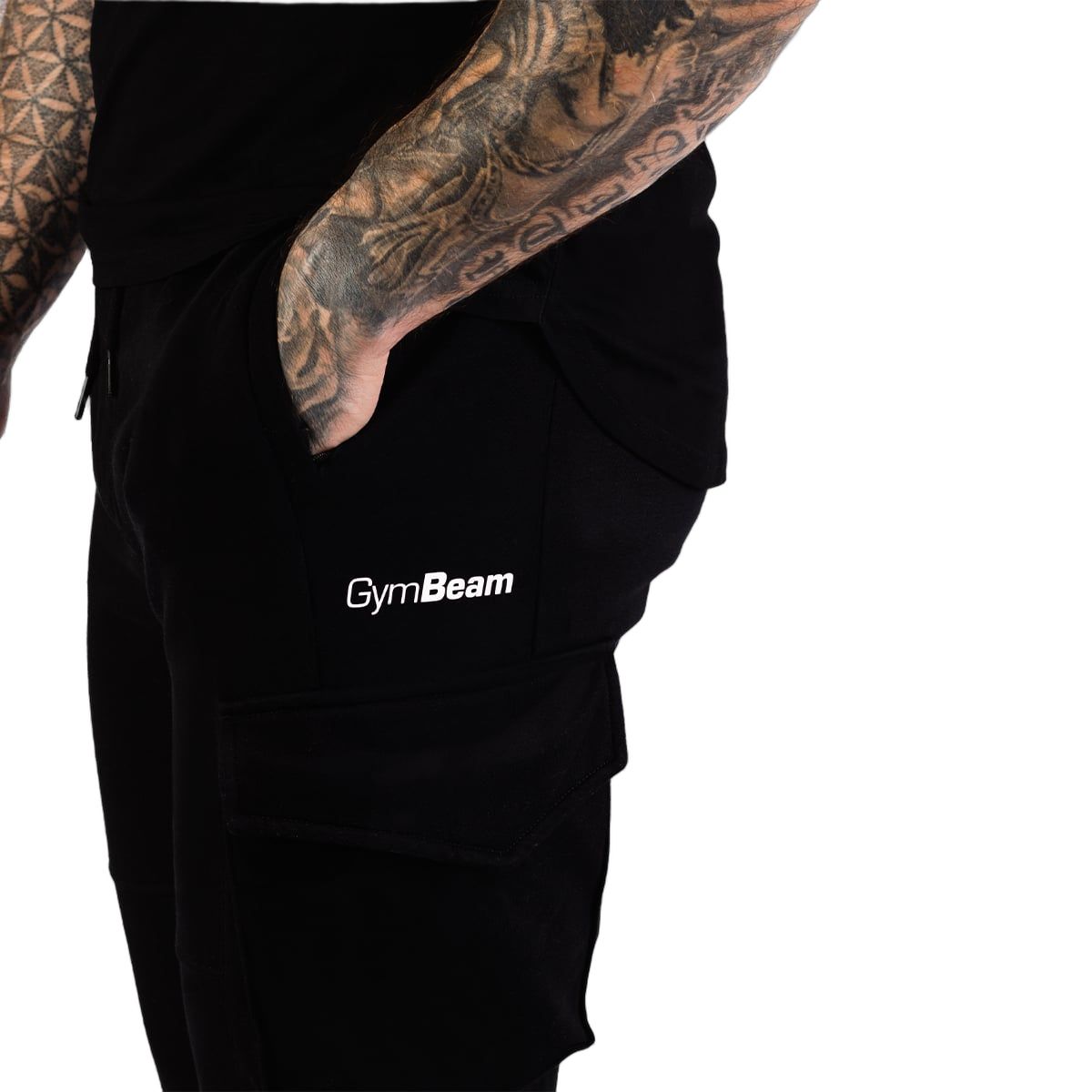 Detailansicht der schwarzen Herren Cargo Jogginghose mit seitlicher Tasche und Logo.