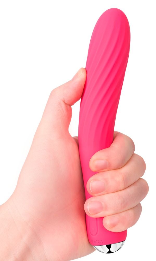 Pinkfarbener Vibrator in einer Hand gehalten. Geriffelte Oberfläche, silberfarbenes Ende.