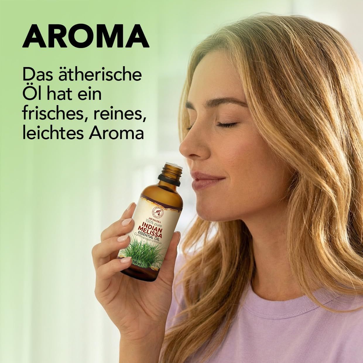 Mutter und Kind stellen Duftkerzen her, daneben steht eine Flasche ätherisches Öl.