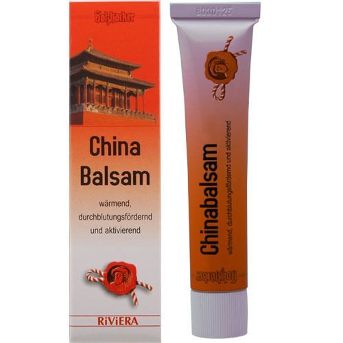 Chinabalsam-Tube und Schachtel. Rote Schachtel mit Bild, Produktname und Text. Tube mit Produktname.