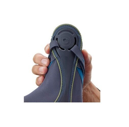 Nahaufnahme einer Hand, die eine graue und blaue Knöchelbandage hält. Gelbe Akzente und ein rundes Element.