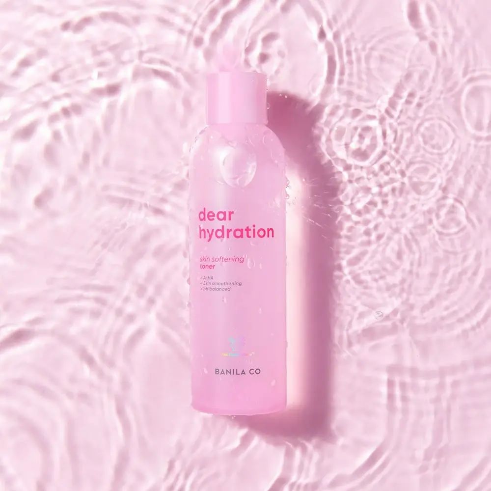 Rosa Flasche mit "dear hydration" Aufschrift, "skin softening toner" darunter.