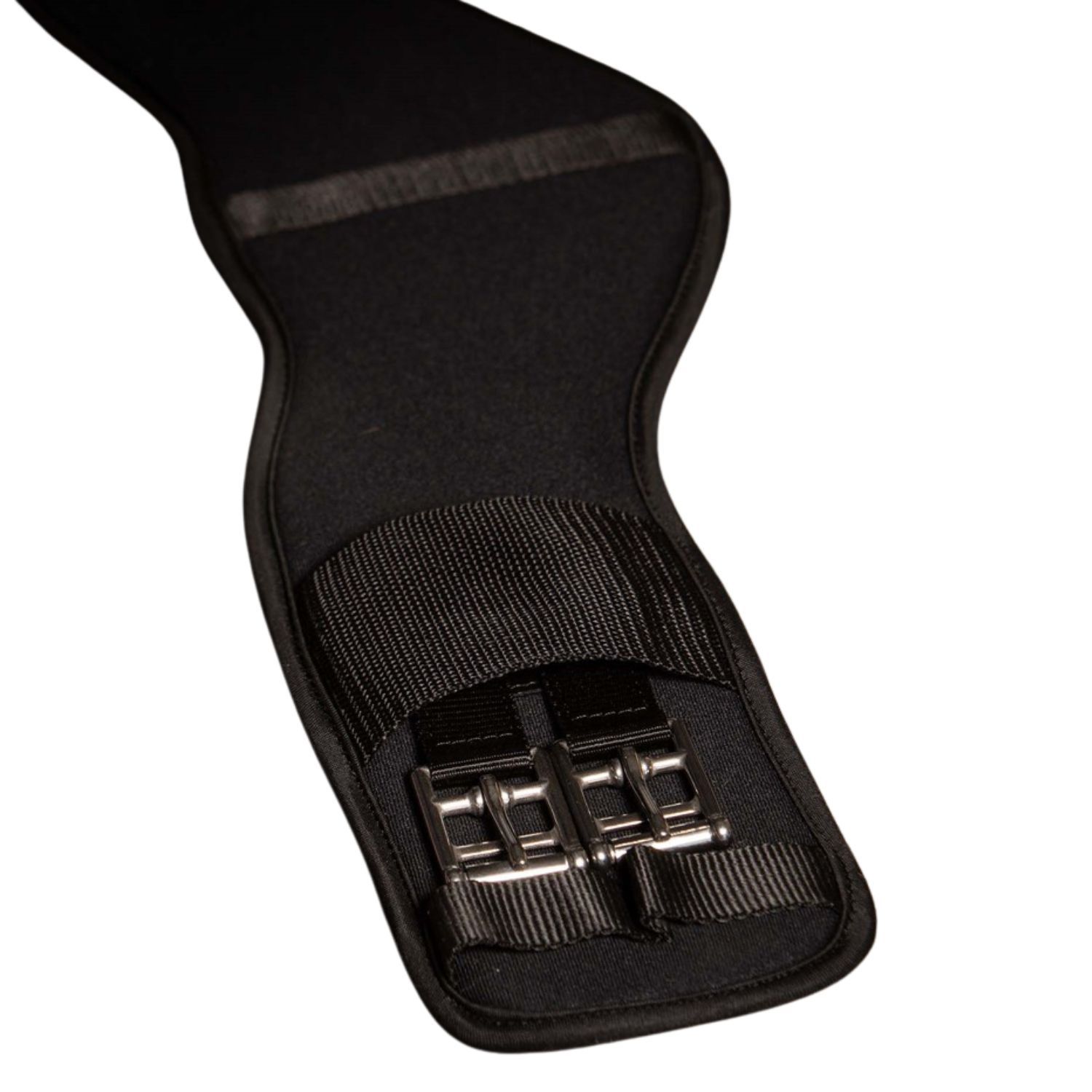 Detailansicht eines schwarzen Dressurgurts. Metallverschlüsse und Befestigungsschlaufen. 