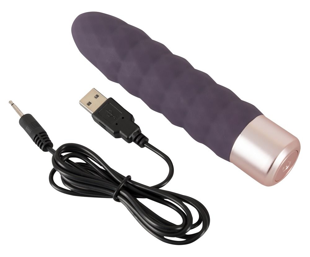 Lila Vibrator Elegant Series Diamond Vibe mit Rillenstruktur, goldenem Sockel und Ladekabel.