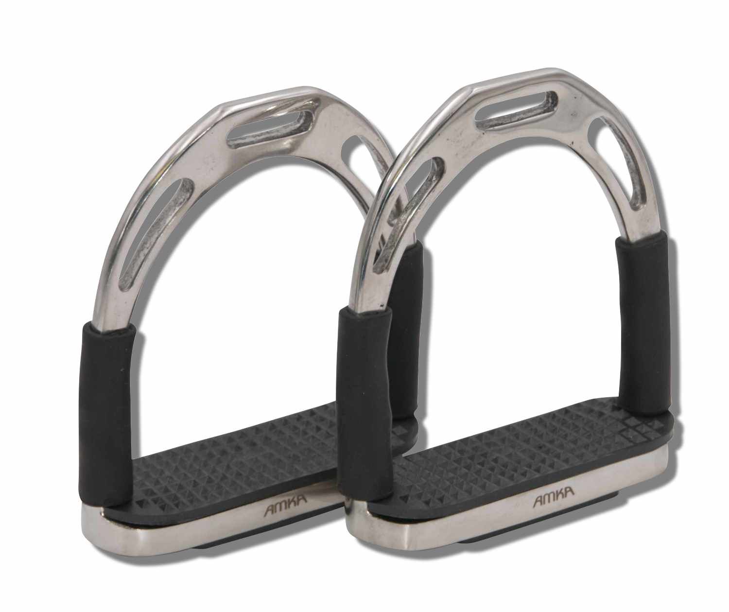 Zwei silberfarbene Sicherheitssteigbügel mit schwarzem Tritt und Gummieinsätzen. AMKA-Logo auf der Trittfläche.