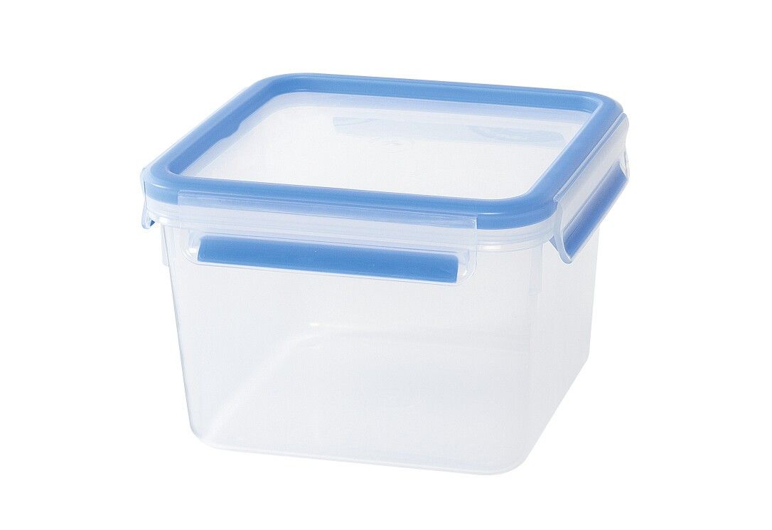Transparente, quadratische Frischhaltedose mit blauem Deckel und Clips.