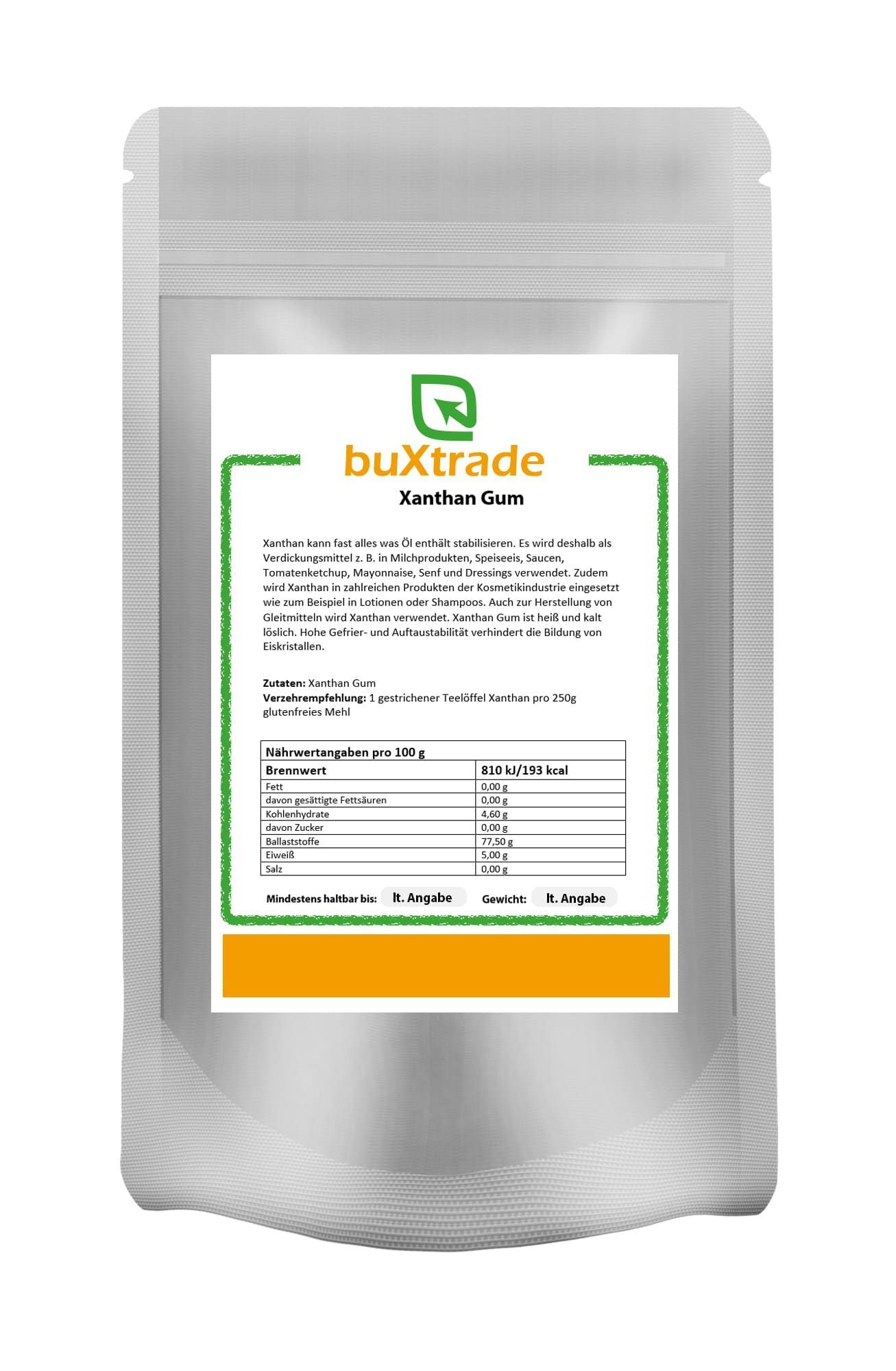 Beutel mit buXtrade Xanthan Gum. Weißer Beutel mit Etikett. Aufschrift: Xanthan Gum, Nährwertangaben. Grün-orangefarbener Rahmen.