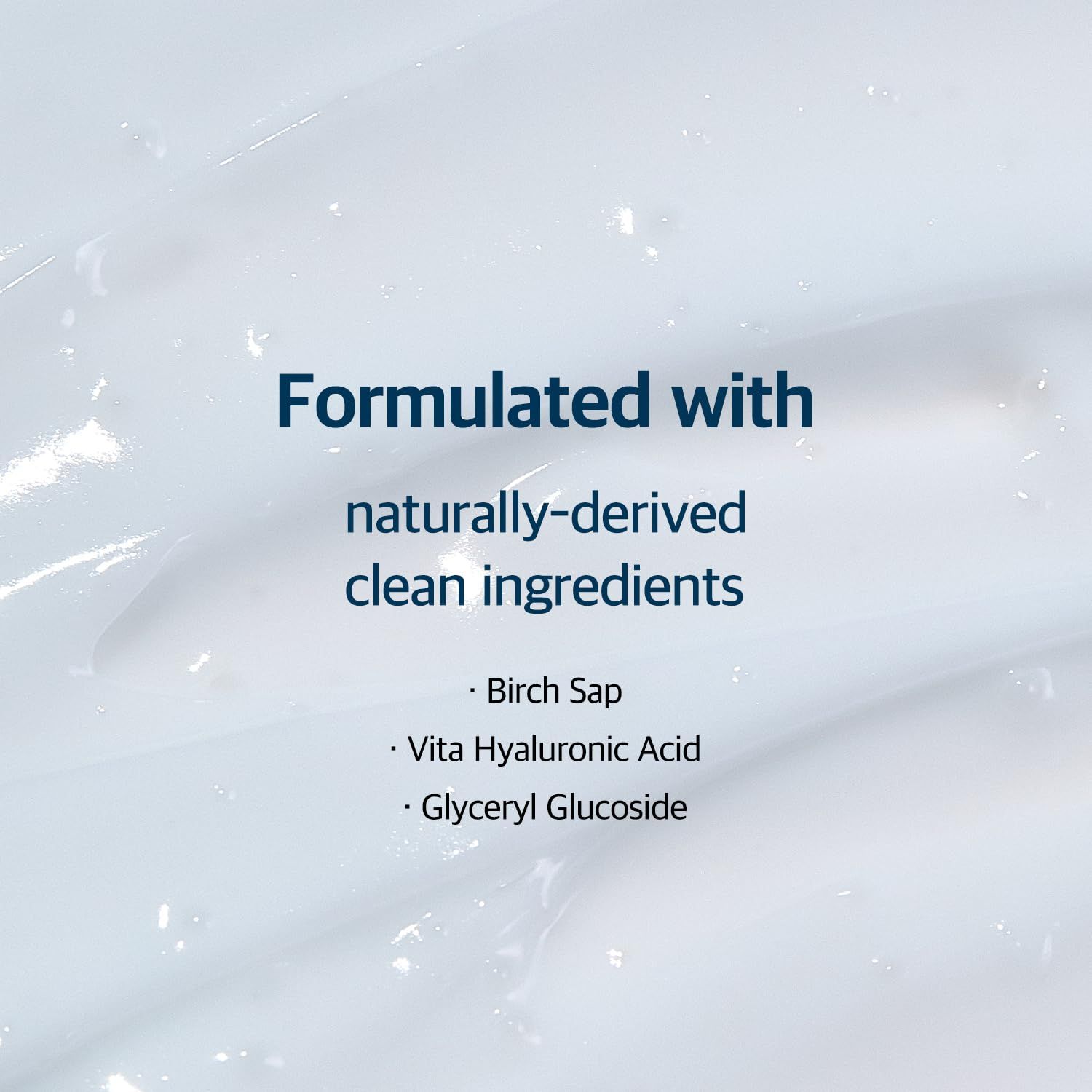 Nahaufnahme von Creme. Text: Formuliert mit natürlich gewonnenen, sauberen Inhaltsstoffen. Enthält Birke, Hyaluronsäure und Glyceryl Glucoside.