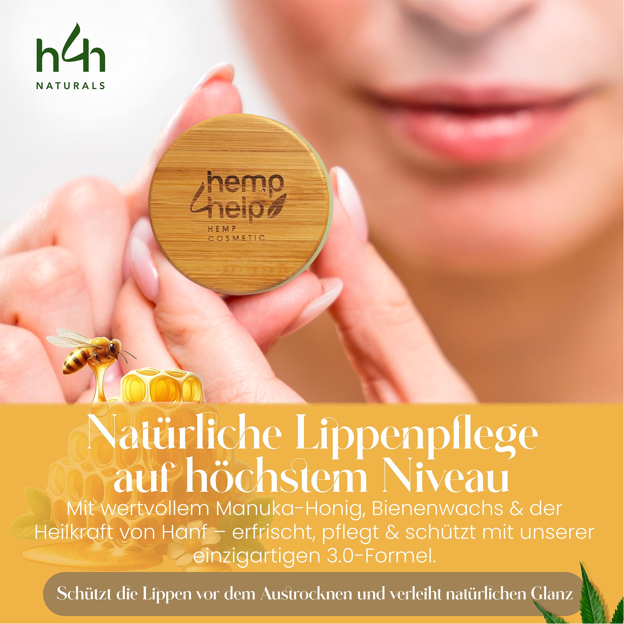 Hände halten Lippenbalsam-Tiegel mit Holzdeckel. Honigwabe, Biene. Text: Natürliche Lippenpflege auf höchstem Niveau.