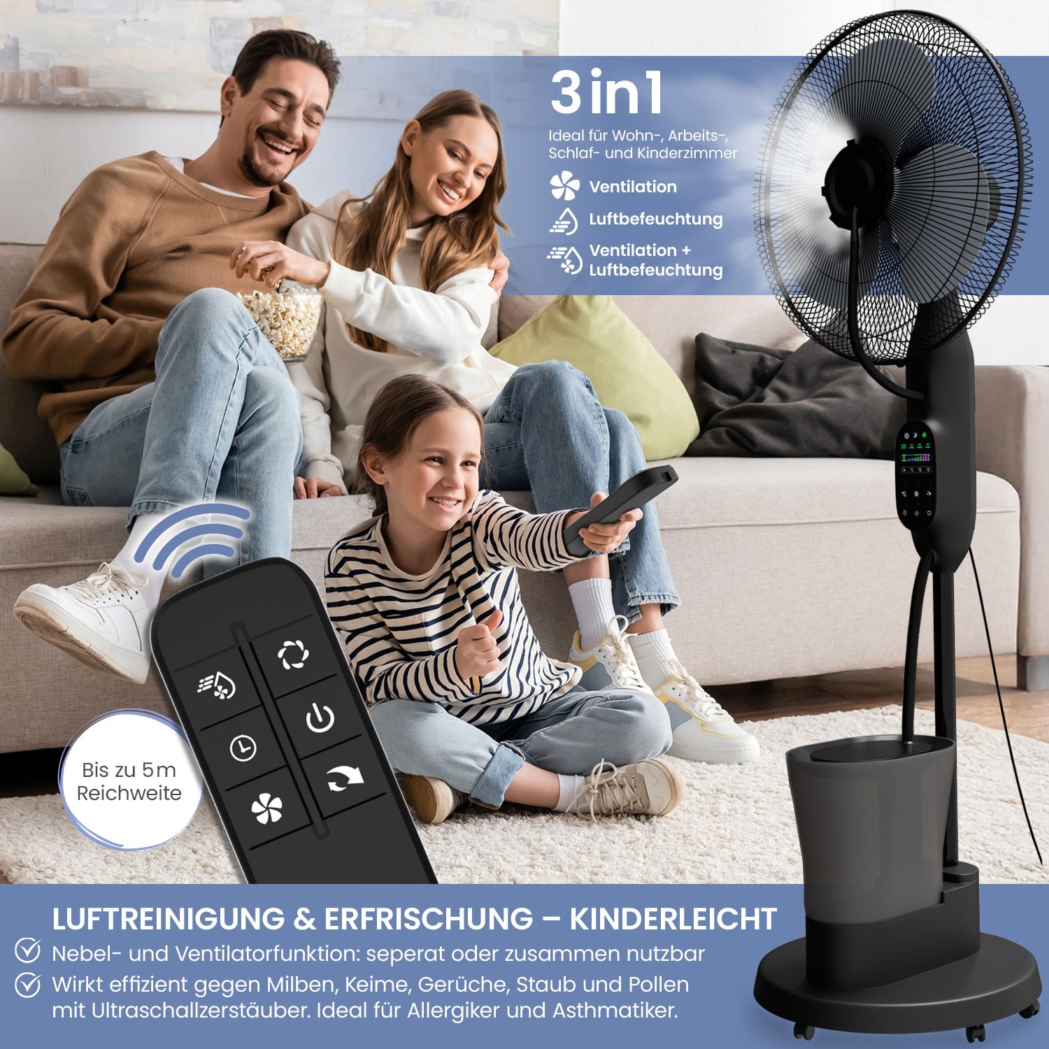 Familie im Wohnzimmer mit schwarzem Standventilator. Fernbedienung in der Hand. Text: "3in1", "Luftreinigung & Erfrischung - KINDERLEICHT".