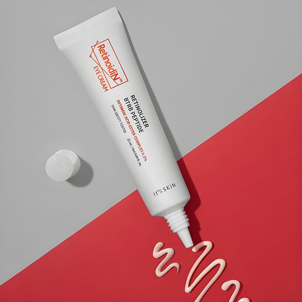Weiße Tube, teilweise geöffnet, mit Creme-Ausfluss. Produktname: Retinoidin Eye Cream. Hintergrund: rot und grau. Text: Retinolizer BTRB Peptide.