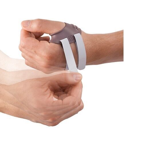 Hand mit Daumenorthese. Graue Schale, weiße Riemen. Handgelenk und Daumen umschließend. Person zieht Riemen fest.