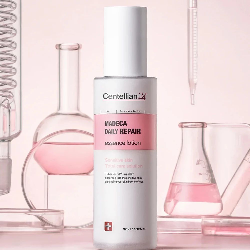 Weiße Flasche mit rosa Etikett. Aufschrift: Madeca Daily Repair Essence Lotion. Marke: Centellian 24. Hintergrund: Laborutensilien.