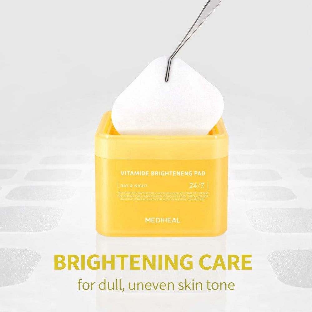 Gelbe Dose mit Pads. Aufschrift: Vitamide Brightening Pad. Ein Pad wird mit einer Pinzette entnommen. Text: Brightening Care.