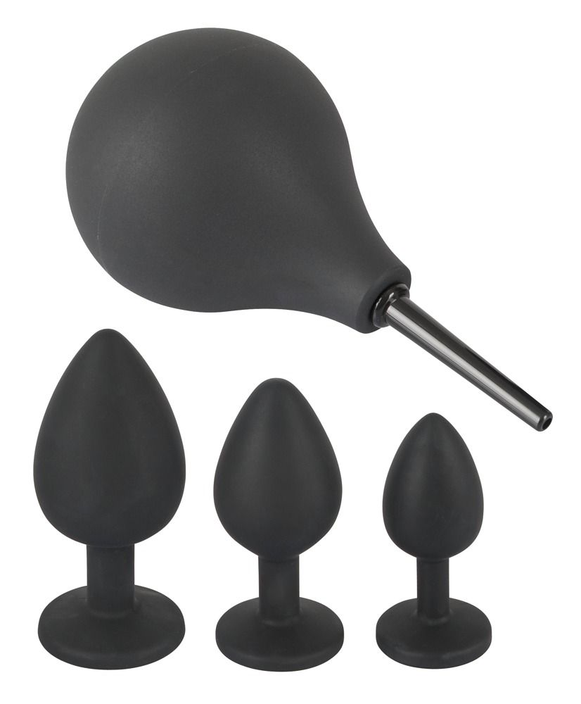 Drei schwarze Anal-Plugs in verschiedenen Größen und ein schwarzer Irrigator. Alle aus Silikon.
