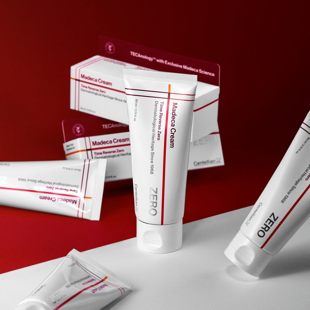 Mehrere Tuben und Verpackungen. Aufschrift: Madeca Cream, Time Reverse Zero, Centellian 24. Roter Hintergrund.