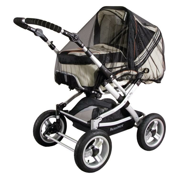 Kinderwagen mit Insektenschutznetz. Schwarzes Netz über der Babywanne. Gestell silberfarben, Räder schwarz-weiß.