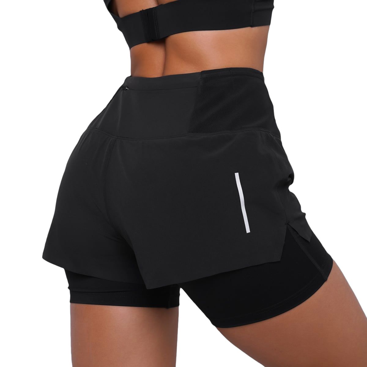 Detail der schwarzen 2-in-1-Shorts für Damen, Bund mit integrierter Leggings.