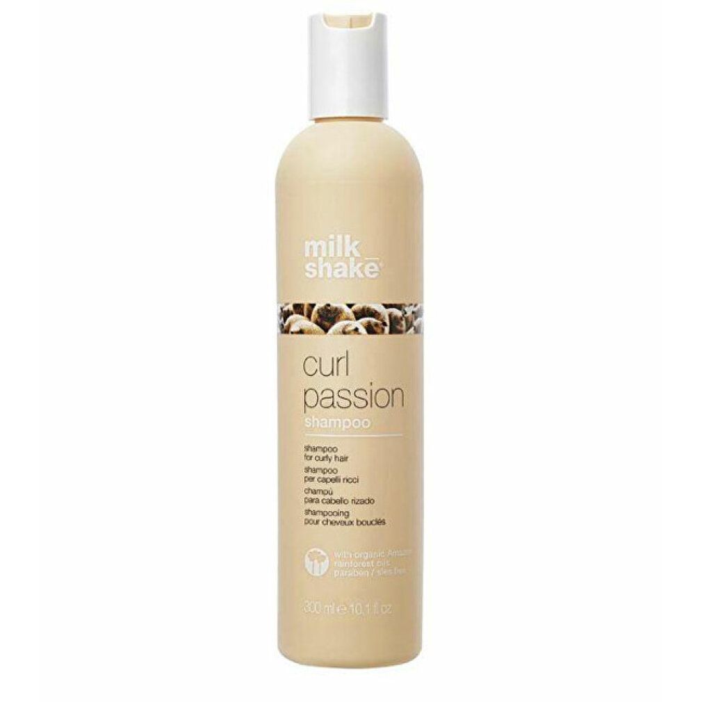 Beige Shampoo-Flasche mit weißem Deckel. Aufschrift: Milk Shake, Curl Passion. Für lockiges Haar. Mehrsprachige Angaben.