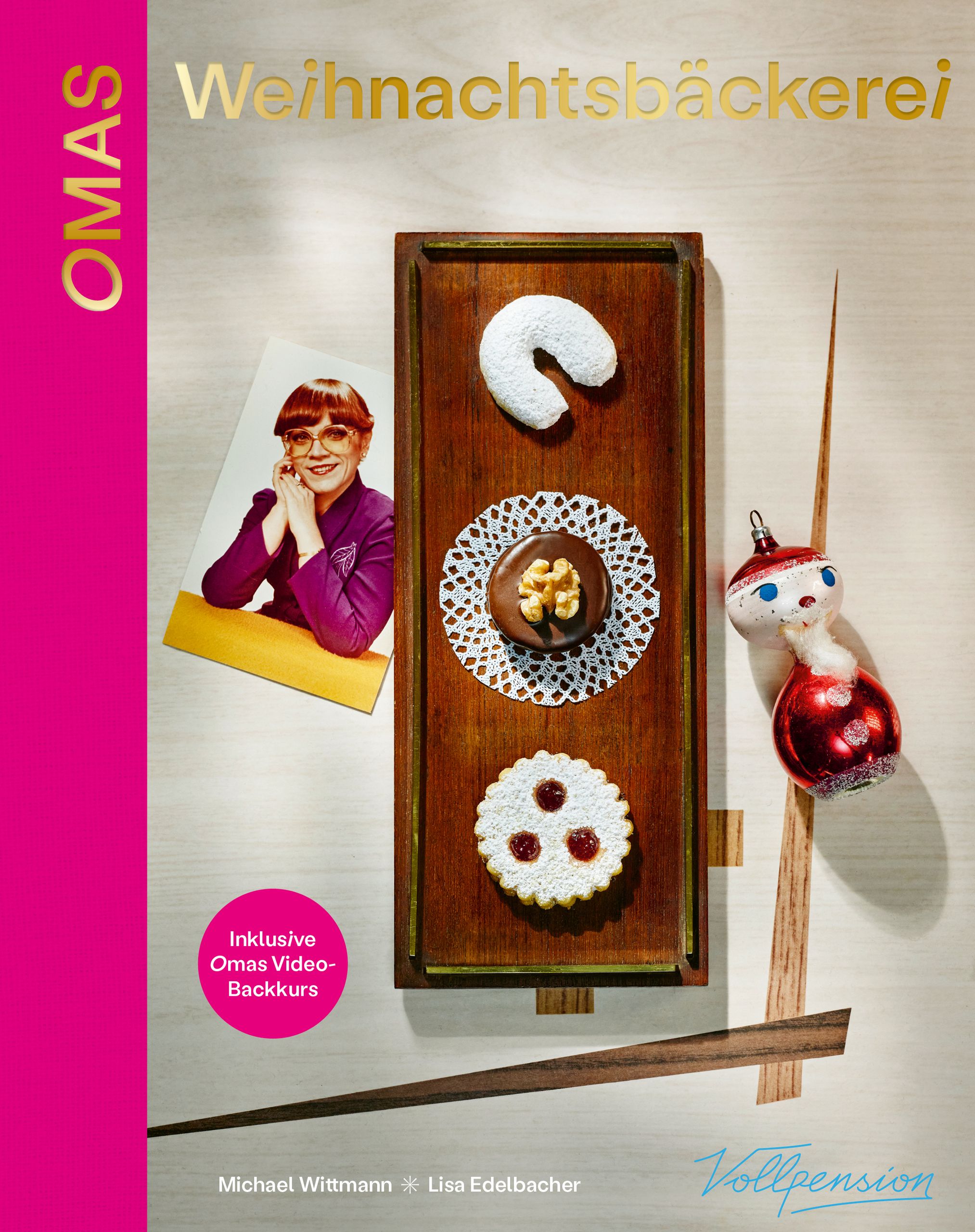 Buchcover mit Titel "Weihnachtsbäckerei". Omas Logo links. Abgebildet: Gebäck auf Holztablett, Foto einer Frau, Weihnachtsdeko.