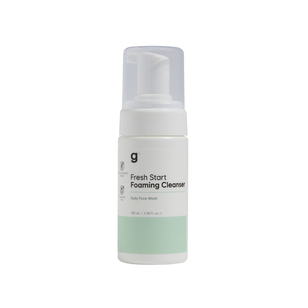 Weiße Flasche mit Pumpverschluss. Aufschrift: Fresh Start Foaming Cleanser. Grün-weiße Farbgebung. Logo 'g'.
