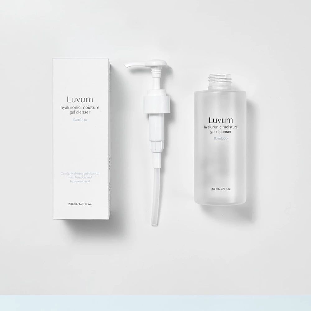 Produktverpackung mit Flasche und Pumpe. Auf der Verpackung und Flasche steht "Luvum Hyaluronic moisture gel cleanser".