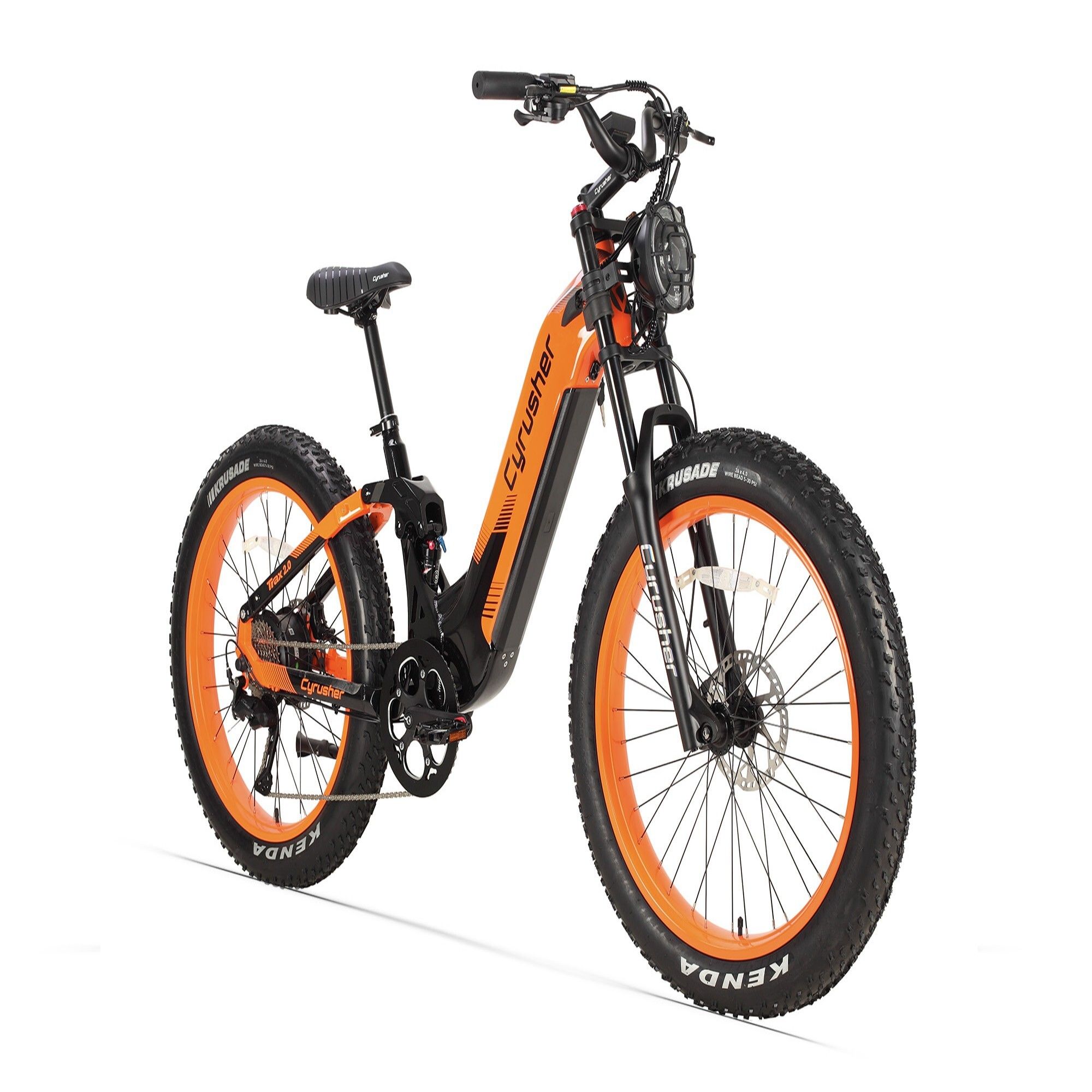 Orangefarbenes E-Bike mit schwarzen Elementen. Breitreifen, Federgabel, Scheinwerfer. Marke CYRUSHER.