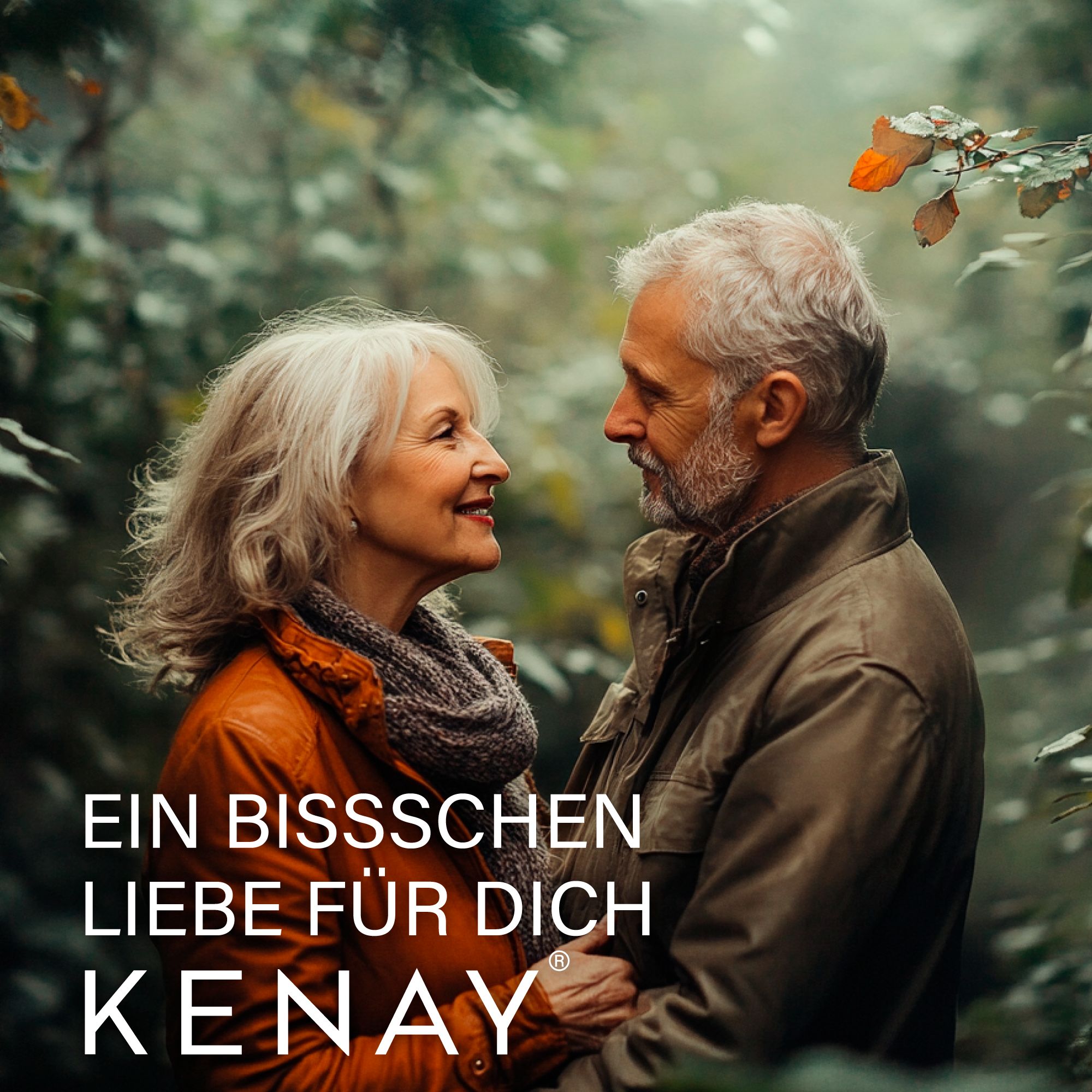 Älteres Paar im Wald, Blickkontakt. Text: EIN BISSCHEN LIEBE FÜR DICH KENAY.