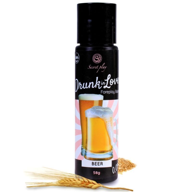 Secret Play Drunk In Love Balm mit Bier-Aroma. Schwarze Flasche mit Etikett, das Biergläser zeigt.