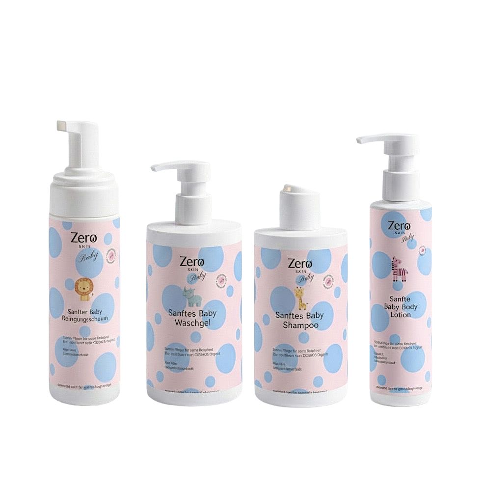 Vier Baby-Pflegeprodukte: Reinigungsschaum, Waschgel, Shampoo und Bodylotion. Weiße Flaschen mit rosa Etiketten und blauen Punkten.