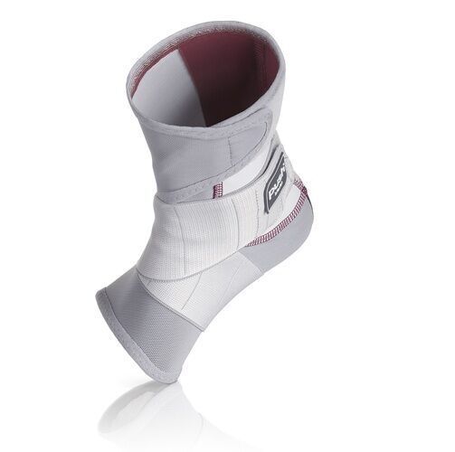 Knöchelbandage, grau-weiß, perspektivisch dargestellt. Bandage umschließt Knöchel. Logo sichtbar. Hintergrund weiß.