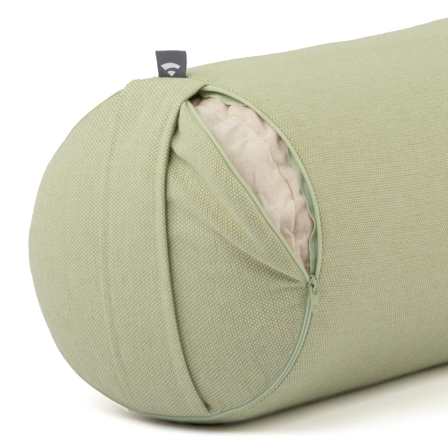 Hellgrünes Yoga-Bolster mit Reißverschluss. Offener Reißverschluss zeigt Füllung. Graues Etikett.