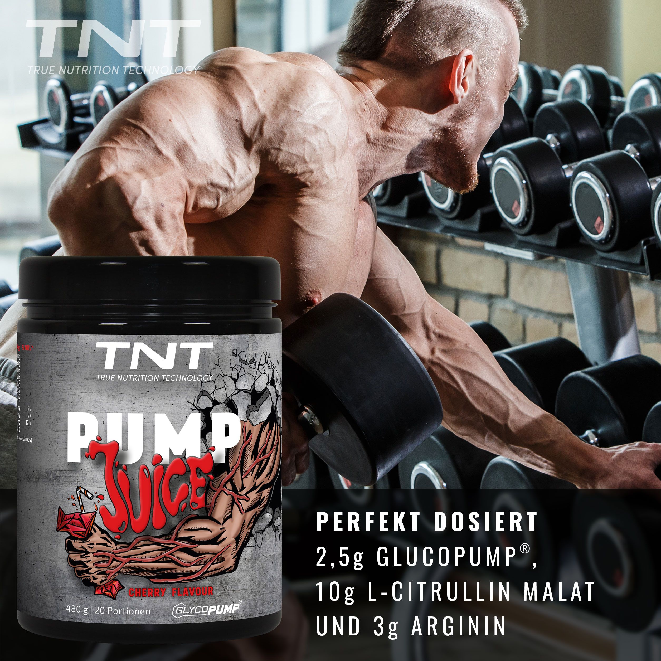 TNT Pump Juice-Behälter neben einem Mann, der Gewichte hebt. Aufschrift: PUMP JUICE. 480g, 20 Portionen.