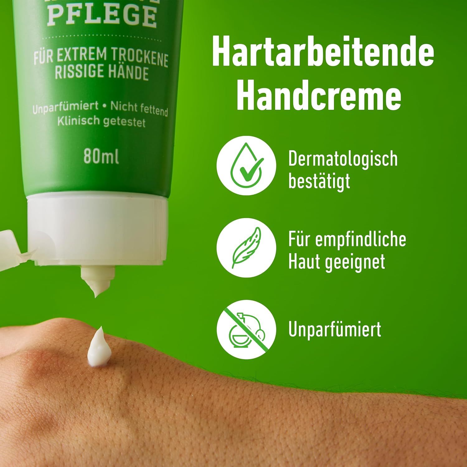 Nahaufnahme einer Hand, aus der Creme austritt. Text: Hartarbeitende Handcreme, dermatologisch bestätigt, für empfindliche Haut, unparfümiert.