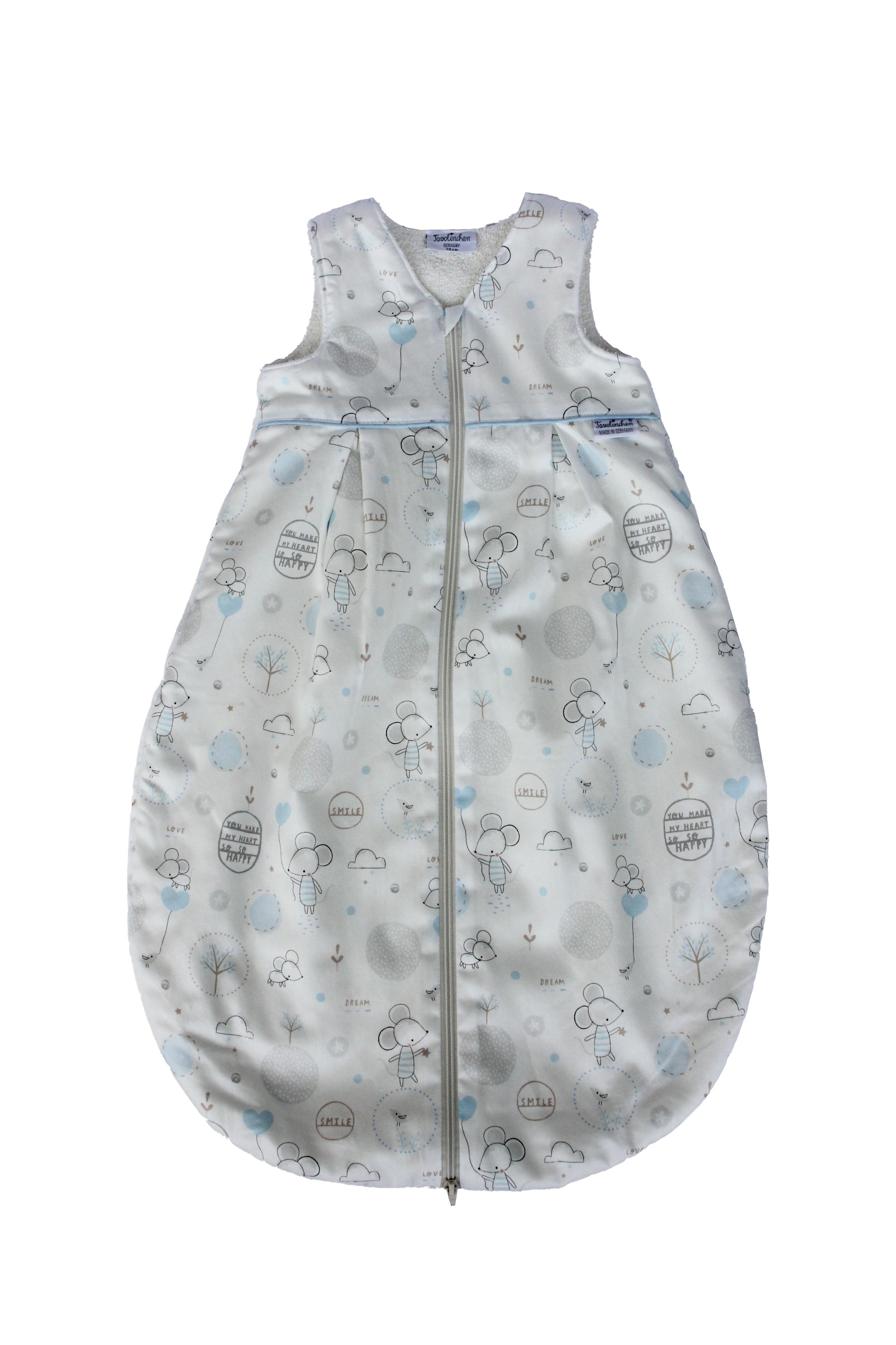 Frottierschlafsack mit Mäusemuster, Reißverschluss, blau-weiß. Ohne Ärmel, mit Rundhalsausschnitt. Aufdrucke: Wolken, Bäume, Herzen.