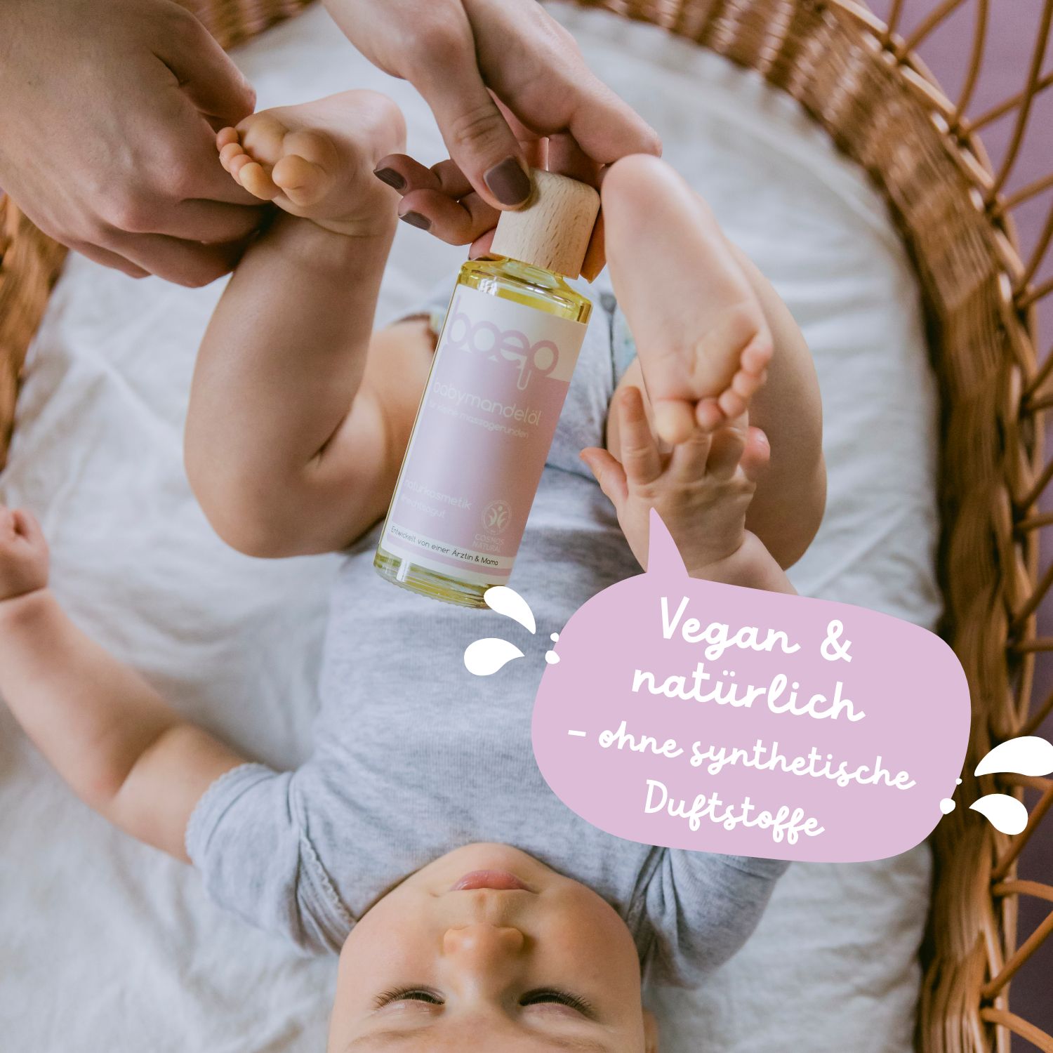 Baby liegt auf dem Rücken, Flasche Babymandelöl. Logo: boep. Text: Vegan & natürlich - ohne synthetische Duftstoffe.