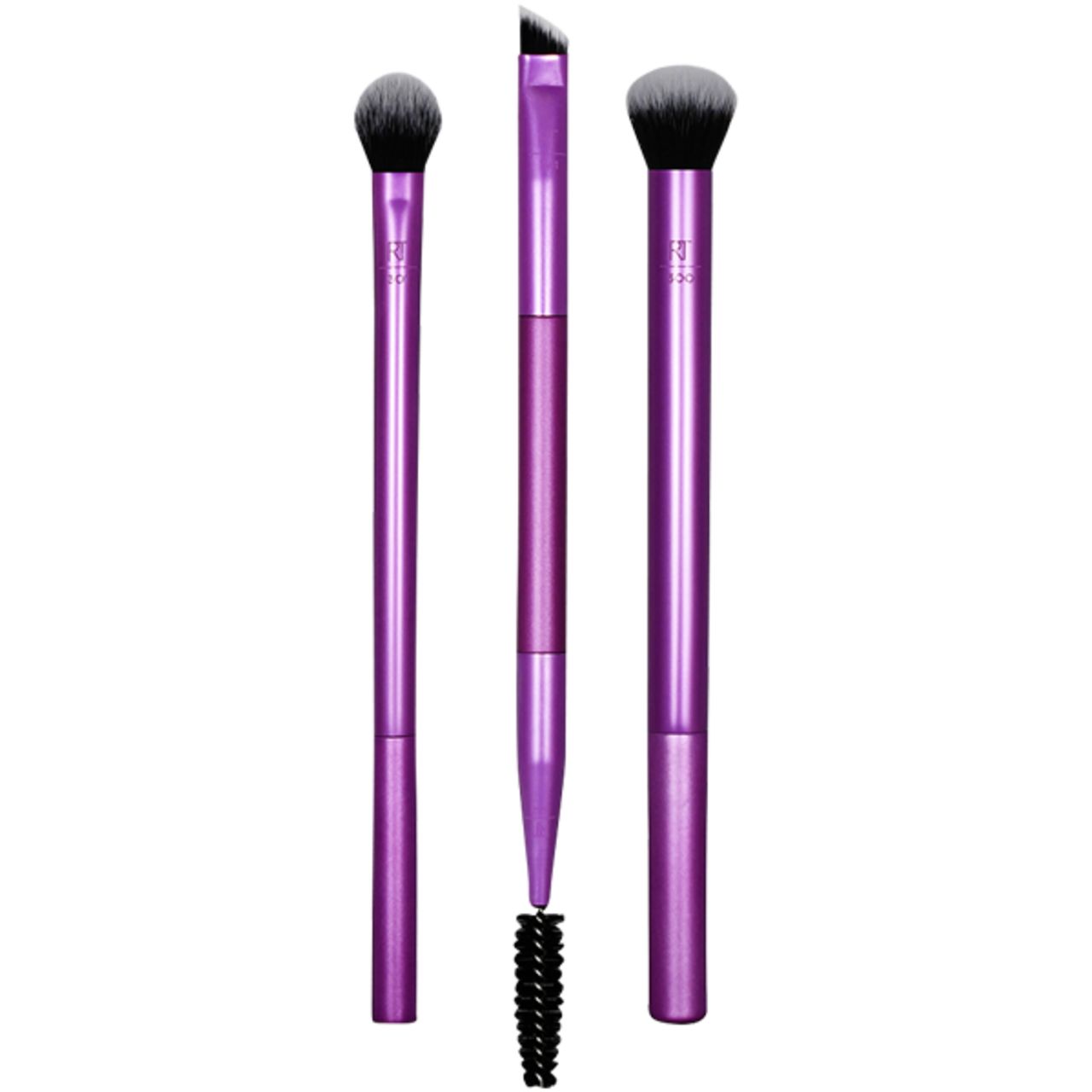 Drei Make-up-Pinsel mit lila Griffen und schwarzen Borsten. Ein Pinsel hat eine abgeschrägte Form, einer hat eine Bürste.