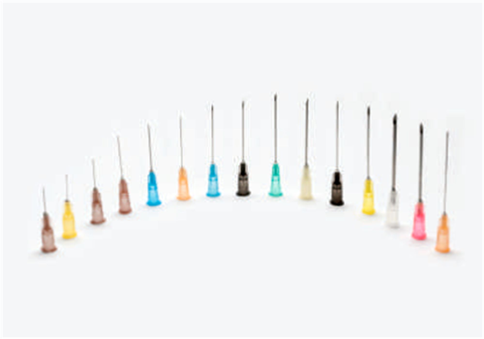 Reihe von Injektionsnadeln mit farbigen Ansätzen. Unterschiedliche Größen und Farben.